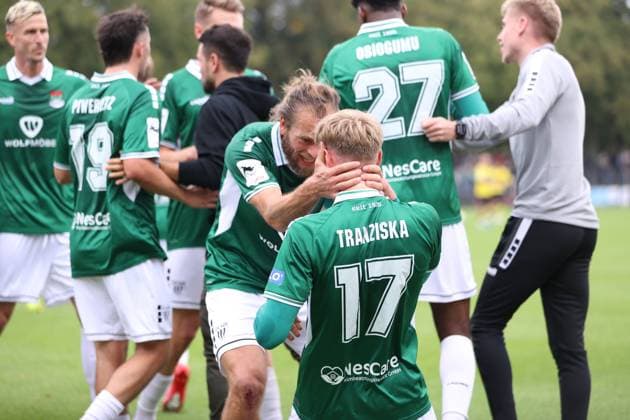 27 09 2025, Soccer, Men, 8 Matchday Third League Season 2025 2026 FC Schweinfurt 05 Alemannia Aachen From left Kristian Böhnlein FC Schweinfurt 05, 13 gives heart to goal scorer Jakob Tranziska FC Schweinfurt 05, 17
