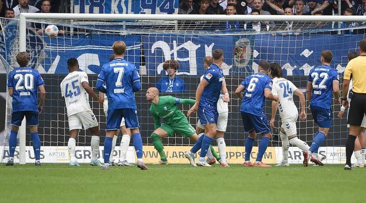 27 09 2025, xhbx, Fußball 2 Bundesliga, Karlsruher SC 1 FC Magdeburg v l Goal scored, Tor zum 1 0 durch Christoph Kobald Karlsruher SC KSC DFL DFB REGULATIONS PROHIBIT ANY USE OF PHOTOGRAPHS as IMAGE SEQUENCES and or QUASI VIDEO Karlsruhe