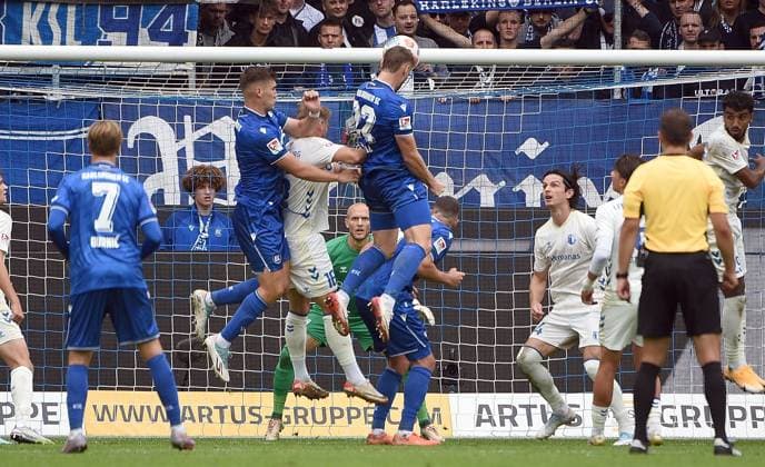 27 09 2025, xhbx, Fußball 2 Bundesliga, Karlsruher SC 1 FC Magdeburg v l Goal scored, Tor zum 1 0 durch Christoph Kobald Karlsruher SC KSC DFL DFB REGULATIONS PROHIBIT ANY USE OF PHOTOGRAPHS as IMAGE SEQUENCES and or QUASI VIDEO Karlsruhe