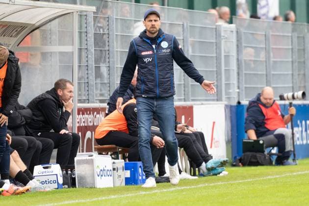 27 09 2025, xhfmx, Soccer Regionalliga Suedwest, Bayern Alzenau Stuttgarter Kickers Marco Wildersinn Trainer SV Stuttgarter Kickers complains to the referee assistant DFL DFB REGULATIONS PROHIBIT ANY USE OF PHOTOGRAPHS as IMAGE SEQUENCES and or QUASI VIDEO Alzenau