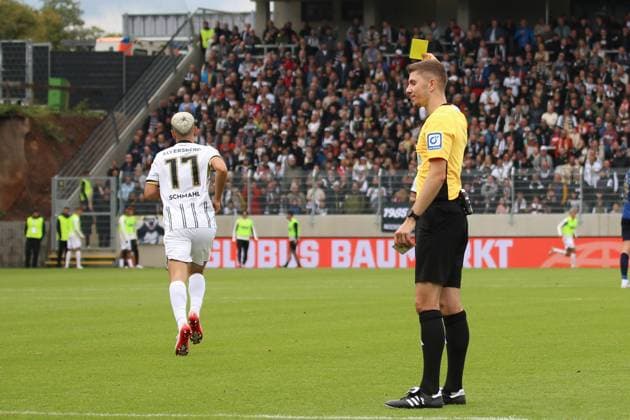 27 09 2025, xpfrx, Soccer 2 Bundesliga, SV Elversberg Holstein Kiel v l Referee Referee Felix Wagner shows Frederik Schmahl SV Elversberg the yellow card DFL DFB REGULATIONS PROHIBIT ANY USE OF PHOTOGRAPHS as IMAGE SEQUENCES and or QUASI VIDEO Elversberg