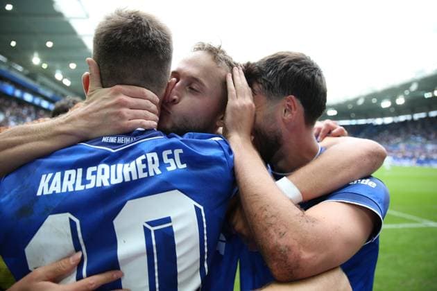 27 09 2025, xrekx, Fußball 2 Bundesliga, Karlsruher SC 1 FC Magdeburg v l Torjubel nach dem Tor zum celebrating the goal celebrate 1 0 durch Christoph Kobald Karlsruher SC Kuss fuer Marvin Wanitzek Karlsruher SC DFL DFB REGULATIONS PROHIBIT ANY USE OF PHOTOGRAPHS as IMAGE SEQUENCES and or QUASI VIDEO Karlsruhe