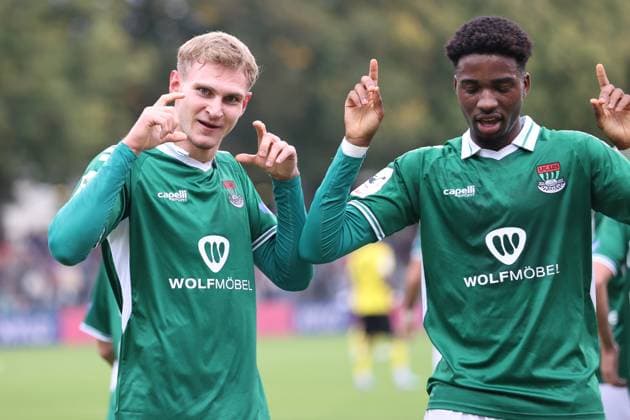 27 09 2025, Football, Men, Matchday 8 Third League Season 2025 2026 FC Schweinfurt 05 Alemannia Aachen From left goalscorer Jakob Tranziska FC Schweinfurt 05, 17 and Uche Obiogumu FC Schweinfurt 05, 27 celebrate the 1 0, goal celebration