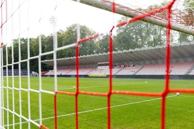 27 09 2025, xkwix, Football, Regionalliga West, 1 FC Köln U23 FC Gütersloh, Geißbockheim Franz Kremer Stadion Empty grandstand in the rain in wet conditions NRW Germany