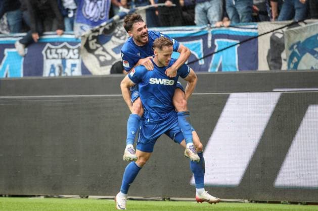 Good mood Lilian Egloff Karlsruher SC, 25 is happy about the goal to 1 0 by Christoph Kobald Karlsruher SC, 22 , GER, Karlsruher SC vs 1 FC Magdeburg, 2 Bundesliga, 7 Matchday, 2025 2026, 27 09 2025, DFL REGULATES PROHIBIT ANY USE OF PHOTOGRAPHS AS IMAGE SEQUENCES AND OR QUASI VIDEO, GER, Karlsruher SC vs 1 FC Magdeburg, 2 Bundesliga, 7 Matchday, 2025 2026, 27 09 2025 Karlsruhe Copyright: xEibner-Pressefoto JanxPrihodax EP_JPA