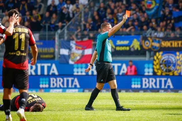 27 09 2025, xavx, Fußball 3 Liga, SV Wehen Wiesbaden 1 FC Saarbrücken v l Referee Referee Robert Kampka shows the red card for, shows red card to Elijah Krahn 1 FC Saarbrücken DFL DFB REGULATIONS PROHIBIT ANY USE OF PHOTOGRAPHS as IMAGE SEQUENCES and or QUASI VIDEO Wiesbaden
