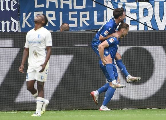 27 09 2025, xhbx, Fußball 2 Bundesliga, Karlsruher SC 1 FC Magdeburg v l Torjubel, Goal celebration, celebrate the goal 1 0 Lubambo Musonda 1 FC Magdeburg , Lilian Egloff Karlsruher SC KSC , Christoph Kobald Karlsruher SC KSC DFL DFB REGULATIONS PROHIBIT ANY USE OF PHOTOGRAPHS as IMAGE SEQUENCES and or QUASI VIDEO Karlsruhe