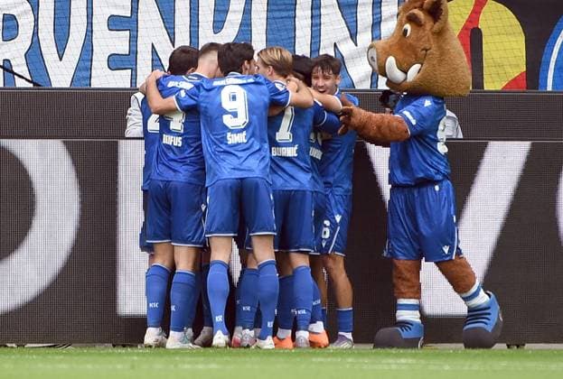 27 09 2025, xhbx, Fußball 2 Bundesliga, Karlsruher SC 1 FC Magdeburg v l Torjubel, Goal celebration, celebrate the goal 1 0 durch Christoph Kobald Karlsruher SC KSC DFL DFB REGULATIONS PROHIBIT ANY USE OF PHOTOGRAPHS as IMAGE SEQUENCES and or QUASI VIDEO Karlsruhe