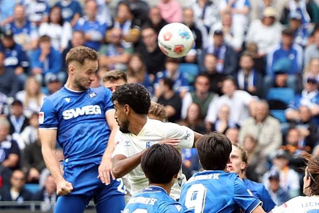 27 09 2025, xrekx, Soccer 2 Bundesliga, Karlsruher SC 1 FC Magdeburg v l header to 1 0 by Christoph Kobald Karlsruher SC DFL DFB REGULATIONS PROHIBIT ANY USE OF PHOTOGRAPHS as IMAGE SEQUENCES and or QUASI VIDEO Karlsruhe