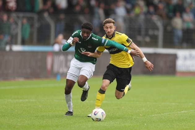 27 09 2025, xjcx, Herren, Fußball, Saison 2025 2026, 3 Liga, 8 Spieltag 1 FC Schweinfurt 1905 TSV Alemannia Aachen Uche Obiogumu 27, 1 FC Schweinfurt 1905 und Felix Meyer 4, Alemannia Aachen , DFL DFB regulations prohibit using photographs as image sequences or quasi video Schweinfurt Sachs Stadion Bayern Deutschland