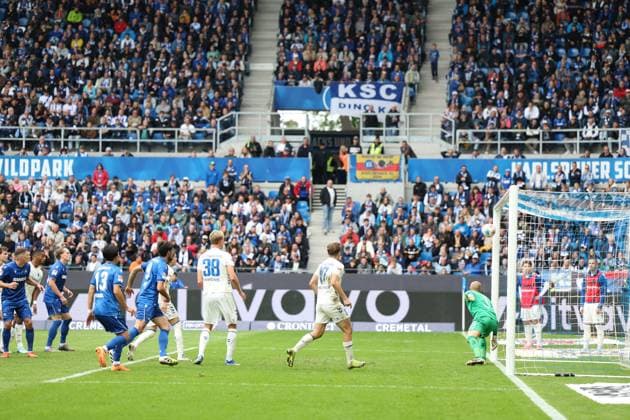 27 09 2025, xrekx, Soccer 2 Bundesliga, Karlsruher SC 1 FC Magdeburg v l header to 1 0 by Christoph Kobald Karlsruher SC Dominik Reimann 1 FC Magdeburg DFL DFB REGULATIONS PROHIBIT ANY USE OF PHOTOGRAPHS as IMAGE SEQUENCES and or QUASI VIDEO Karlsruhe