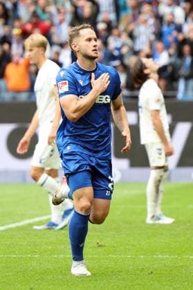27 09 2025, xrekx, Fußball 2 Bundesliga, Karlsruher SC 1 FC Magdeburg v l Torjubel nach dem Tor zum celebrating the goal celebrate 1 0 durch Christoph Kobald Karlsruher SC DFL DFB REGULATIONS PROHIBIT ANY USE OF PHOTOGRAPHS as IMAGE SEQUENCES and or QUASI VIDEO Karlsruhe