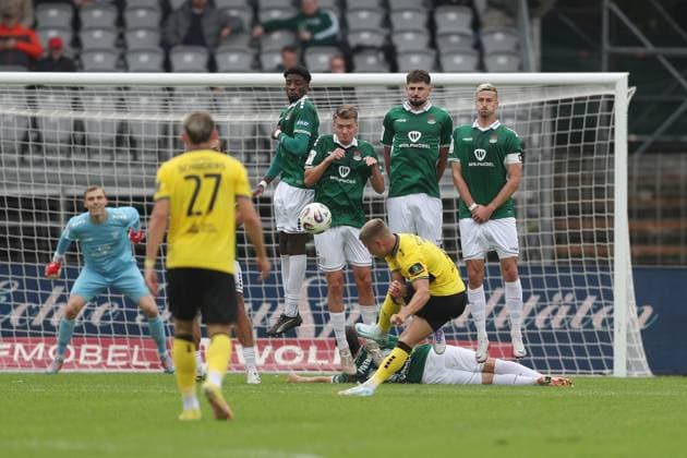 27 09 2025, xjcx, Herren, Fußball, Saison 2025 2026, 3 Liga, 8 Spieltag 1 FC Schweinfurt 1905 TSV Alemannia Aachen Lukas Scepanik 7, Alemannia Aachen scores the equalizer from a free kick, DFL DFB regulations prohibit using photographs as image sequences or quasi video Schweinfurt Sachs Stadion Bayern Germany