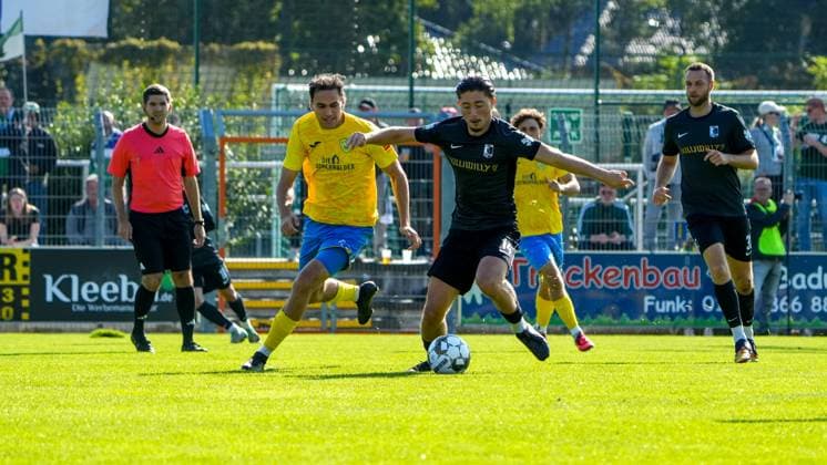 Soccer, Men, Season 2025 2026, Regionalliga Nordost, Matchday 10, FSV 63 Luckenwalde vs BSG Chemie Leipzig, Saturday 27 09 2025, Werner Seelenbinder Stadion Luckenwalde, In the picture Simon Gollnack l Luckenwalde and Valon Aliji r Chemie Brandenburg Germany