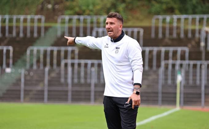 27 09 2025, Football, Men, Regionalliga Südwest, Season 2025 2026, FC 08 Homburg SG Sonnenhof Großaspach, Coach Pascal Reinhardt SG Sonnenhof Großaspach gestures, gives instructions Homburg Waldstadion Saarland Germany EN Copyright: xFabianxKleerx
