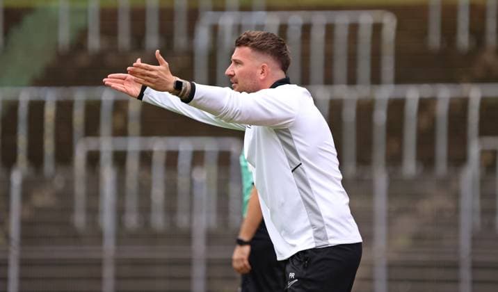 27 09 2025, Football, Men, Regionalliga Südwest, Season 2025 2026, FC 08 Homburg SG Sonnenhof Großaspach, Coach Pascal Reinhardt SG Sonnenhof Großaspach gestures, gives instructions Homburg Waldstadion Saarland Germany EN Copyright: xFabianxKleerx
