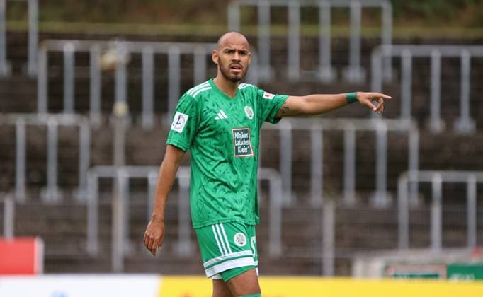 27 09 2025, Football, Men, Regionalliga Südwest, Season 2025 2026, FC 08 Homburg SG Sonnenhof Großaspach, Steffen Nkansah FC 08 Homburg gestures, gives instructions Homburg Waldstadion Saarland Germany EN Copyright: xFabianxKleerx