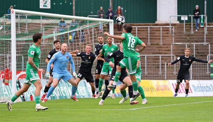27 09 2025, Football, Men, Regionalliga Südwest, Season 2025 2026, FC 08 Homburg SG Sonnenhof Großaspach, Miguel Fernandes Goncalves FC 08 Homburg heads on goal Homburg Waldstadion Saarland Germany EN Copyright: xFabianxKleerx
