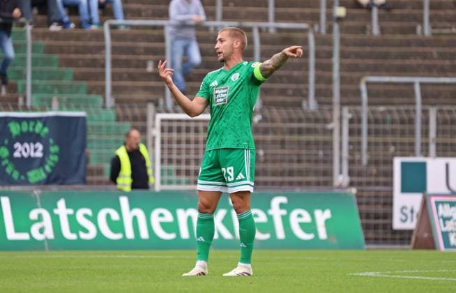 27 09 2025, Football, Men, Regionalliga Südwest, Season 2025 2026, FC 08 Homburg SG Sonnenhof Großaspach, Mart Ristl FC 08 Homburg gestures, gives instructions Homburg Waldstadion Saarland Germany EN Copyright: xFabianxKleerx