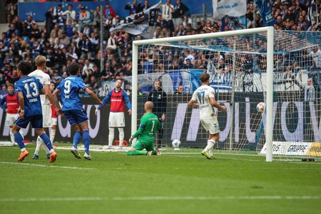 The ball zappelt in the net Dominik Reimann 1 FC Magdeburg, 01, Goalkeeper is powerless in the goal by Christoph Kobald Karlsruher SC, 22, GER, Karlsruher SC vs 1 FC Magdeburg, 2 Bundesliga, 7 Matchday, 2025 2026, 27 09 2025, DFL REGULATES PROHIBIT ANY USE OF PHOTOGRAPHS AS IMAGE SEQUENCES AND OR QUASI VIDEO, GER, Karlsruher SC vs 1 FC Magdeburg, 2 Bundesliga, Matchday 7, 2025 2026, 27 09 2025 Karlsruhe Copyright: xEibner-Pressefoto JanxPrihodax EP_JPA