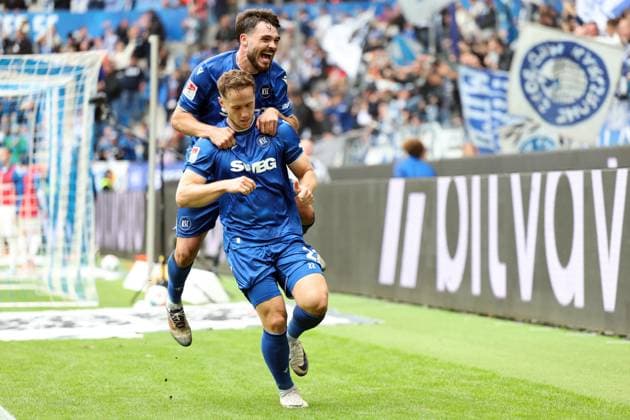 27 09 2025, xrekx, Fußball 2 Bundesliga, Karlsruher SC 1 FC Magdeburg v l Torjubel nach dem Tor zum celebrating the goal celebrate 1 0 durch Christoph Kobald Karlsruher SC mit Lilian Egloff Karlsruher SC DFL DFB REGULATIONS PROHIBIT ANY USE OF PHOTOGRAPHS as IMAGE SEQUENCES and or QUASI VIDEO Karlsruhe