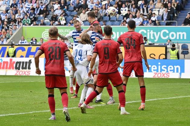 Alexander Hahn MSV Duisburg , left back, fails with his header 27 09 2025, Football, 3 Liga, Saison 2025 26, 8 Spieltag, MSV Duisburg FC Ingolstadt DFB regulations prohibit any use of photographs as image sequences and or quasi video Duisburg Schauinsland Reisen Arena Nordrhein Westfalen Germany Team2