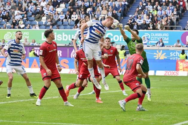 Florian Krüger MSV Duisburg , mi , fails with his header at goalkeeper Markus Ponath FC Ingolstadt 27 09 2025, Soccer, 3 Liga, Season 2025 26, 8 Matchday, MSV Duisburg FC Ingolstadt DFB regulations prohibit any use of photographs as image sequences and or quasi video Duisburg Schauinsland Reisen Arena Nordrhein Westfalen Germany Team2