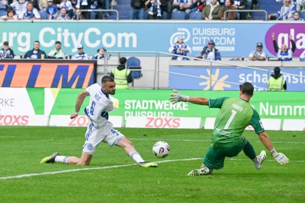 Rasim Bulic MSV Duisburg , li , fails to beat goalkeeper Markus Ponath FC Ingolstadt 27 09 2025, Soccer, 3 Liga, Saison 2025 26, 8 Spieltag, MSV Duisburg FC Ingolstadt DFB regulations prohibit any use of photographs as image sequences and or quasi video Duisburg Schauinsland Reisen Arena Nordrhein Westfalen Germany Team2