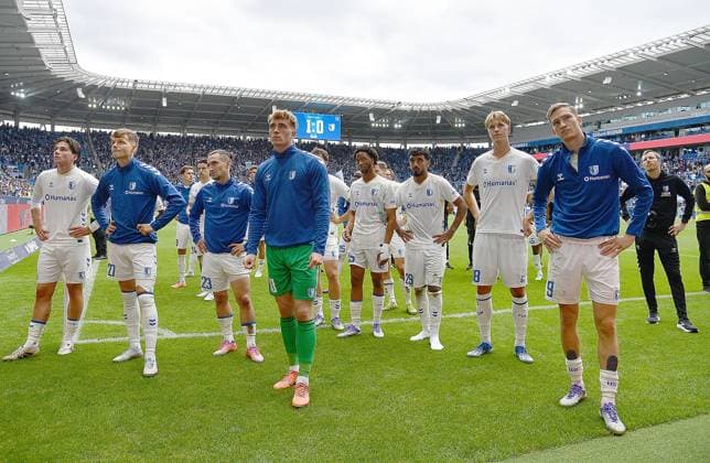27 09 2025, xhbx, Fußball 2 Bundesliga, Karlsruher SC 1 FC Magdeburg v l Spieler, Team, Mannschaft von 1 FC Magdeburg nach Spielende bei den Fans, enttaeuscht, enttaeuscht Blickend, dissapointed DFL DFB REGULATIONS PROHIBIT ANY USE OF PHOTOGRAPHS as IMAGE SEQUENCES and or QUASI VIDEO Karlsruhe
