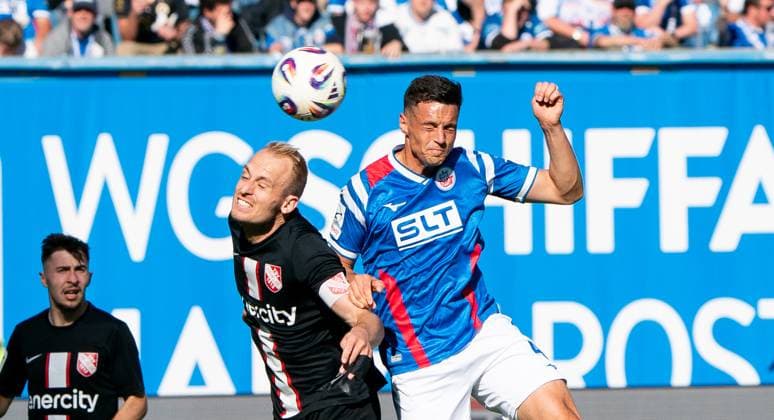 27 9 2025, Soccer, GER, Men, 3 Liga, DFL, Matchday 8, Season 2025 26, FC Hansa Rostock TSV Havelse, Julius Vincent Düker TSV Havelse, left against Kenan Fatkic FC Hansa Rostock, right Rostock Ostseestadion Mecklenburg Vorpommern Germany