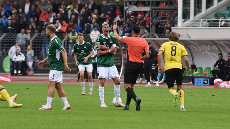 -1.FC 1905 Schweinfurt vs. Alemannia Aachen, Sachs-Stadion Football, 3. Liga -1.FC 1905 Schweinfurt vs. Alemannia Aachen 27 Sep 2025 Sachs-Stadion , Schweinfurt, Germany Image: Thomas Meißner (Schweinfurt) upset after a called foul from the referee. DFL REGULATIONS PROHIBIT ANY USE OF PHOTOGRAPHS AS IMAGE SEQUENCES AND OR QUASI-VIDEO Schweinfurt Sachs-Stadion Bayern Germany Copyright: xPresseFotoxEvansx