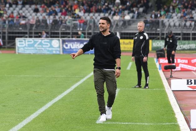 -1.FC 1905 Schweinfurt vs. Alemannia Aachen, Sachs-Stadion Football, 3. Liga -1.FC 1905 Schweinfurt vs. Alemannia Aachen 27 Sep 2025 Sachs-Stadion , Schweinfurt, Germany Image: Trainer Victor Kleinheinz (Schweinfurt) in the coaching zone. DFL REGULATIONS PROHIBIT ANY USE OF PHOTOGRAPHS AS IMAGE SEQUENCES AND OR QUASI-VIDEO Schweinfurt Sachs-Stadion Bayern Germany Copyright: xPresseFotoxEvansx