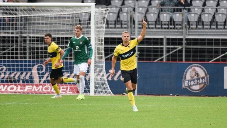 -1.FC 1905 Schweinfurt vs. Alemannia Aachen, Sachs-Stadion Football, 3. Liga -1.FC 1905 Schweinfurt vs. Alemannia Aachen 27 Sep 2025 Sachs-Stadion , Schweinfurt, Germany Image: Daniel Scepanik (Alemannia Aachen) celebrating his free kick goal to the 1:1. DFL REGULATIONS PROHIBIT ANY USE OF PHOTOGRAPHS AS IMAGE SEQUENCES AND OR QUASI-VIDEO Schweinfurt Sachs-Stadion Bayern Germany Copyright: xPresseFotoxEvansx