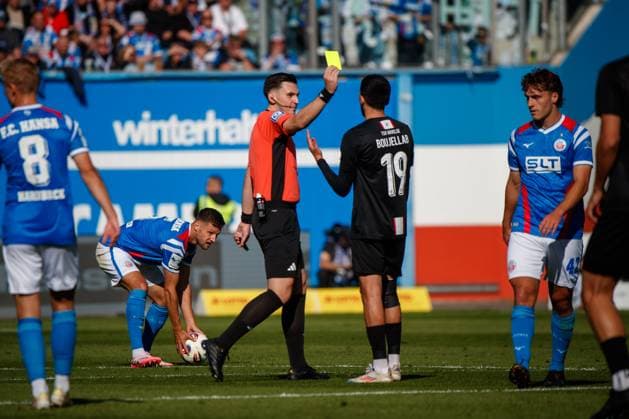 Referee Justin Hasmann shows Nassim Boujellab Havelse a yellow card GER, FC Hansa Rostock vs TSV Havelse, Football, Men, 3 Liga, Matchday 08, Match 2025 2026, 27 09 2025 Rostock Ostseestadion Mecklenburg-Vorpommern Germany