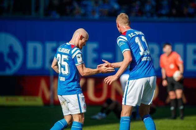 left Maximilian Krauß Rostock claps with Emil Frost Holten Rostock thoughtful GER, FC Hansa Rostock vs TSV Havelse, Football, Men, 3 Liga, 08 Matchday, Season 2025 2026, 27 09 2025 Rostock Ostseestadion Mecklenburg Vorpommern Germany