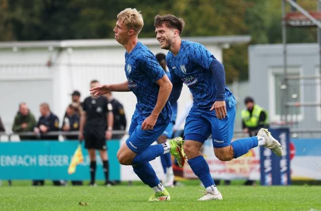 BAU 27 09 2025 Freiberg am Neckar Football SGV Freiberg vs KSV Hessen Kassel, celebrating the 1-0 goal, from left scorer Julian Kudala, Lukas Laupheimer Freiberg