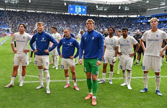 27 09 2025, xhbx, Fußball 2 Bundesliga, Karlsruher SC 1 FC Magdeburg v l Spieler, Team, Mannschaft von 1 FC Magdeburg nach Spielende bei den Fans, enttaeuscht, enttaeuscht Blickend, dissapointed DFL DFB REGULATIONS PROHIBIT ANY USE OF PHOTOGRAPHS as IMAGE SEQUENCES and or QUASI VIDEO Karlsruhe