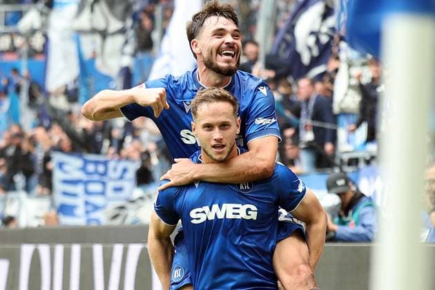 27 09 2025, xrekx, Fußball 2 Bundesliga, Karlsruher SC 1 FC Magdeburg v l Torjubel nach dem Tor zum celebrating the goal celebrate 1 0 durch Christoph Kobald Karlsruher SC mit Lilian Egloff Karlsruher SC DFL DFB REGULATIONS PROHIBIT ANY USE OF PHOTOGRAPHS as IMAGE SEQUENCES and or QUASI VIDEO Karlsruhe