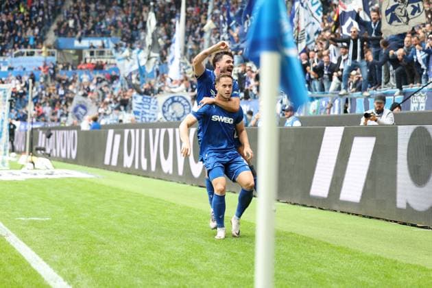 27 09 2025, xrekx, Fußball 2 Bundesliga, Karlsruher SC 1 FC Magdeburg v l Torjubel nach dem Tor zum celebrating the goal celebrate 1 0 durch Christoph Kobald Karlsruher SC mit Lilian Egloff Karlsruher SC DFL DFB REGULATIONS PROHIBIT ANY USE OF PHOTOGRAPHS as IMAGE SEQUENCES and or QUASI VIDEO Karlsruhe