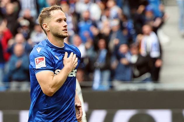 27 09 2025, xrekx, Fußball 2 Bundesliga, Karlsruher SC 1 FC Magdeburg v l Torjubel nach dem Tor zum celebrating the goal celebrate 1 0 durch Christoph Kobald Karlsruher SC DFL DFB REGULATIONS PROHIBIT ANY USE OF PHOTOGRAPHS as IMAGE SEQUENCES and or QUASI VIDEO Karlsruhe