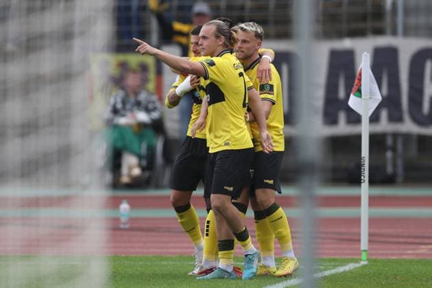 27 09 2025, xjcx, Herren, Fußball, Saison 2025 2026, 3 Liga, 8 Spieltag 1 FC Schweinfurt 1905 TSV Alemannia Aachen Alemannia Aachen celebrates the 1 2 by Mika Schroers 27, Alemannia Aachen , DFL DFB regulations prohibit using photographs as image sequences or quasi video Schweinfurt Sachs Stadion Bayern Germany