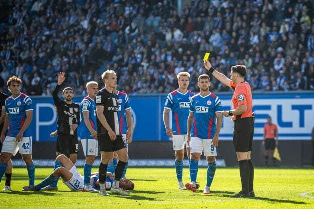 Rostock, Germany 27 September 2025 3 Liga 2025 2026 FC Hansa Rostock vs TSV Havelse In picture 1 v r referee Justin Hasmann shows yellow, yellow card, 4 v l Johann Berger TSV Havelse DFB regulations prohibit any use of photographs as image sequences and or quasi video Copyright: xFotostandx xVoelkerx