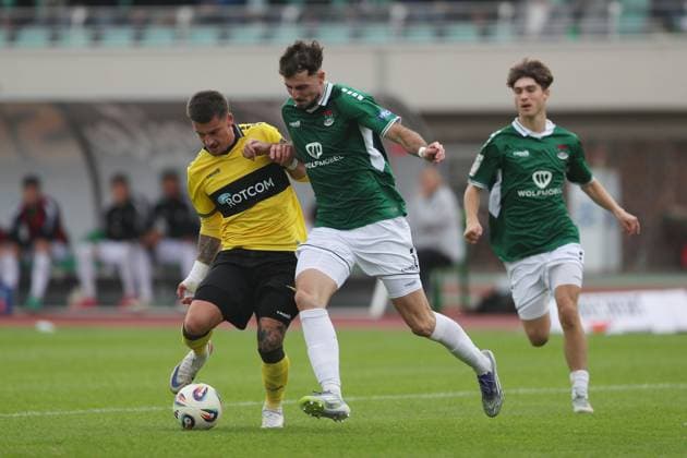27 09 2025, xjcx, Herren, Fußball, Saison 2025 2026, 3 Liga, 8 Spieltag 1 FC Schweinfurt 1905 TSV Alemannia Aachen Niklas Castelle 44, Alemannia Aachen und Lucas Zeller 6, 1 FC Schweinfurt 1905 , DFL DFB regulations prohibit using photographs as image sequences or quasi video Schweinfurt Sachs Stadion Bayern Deutschland
