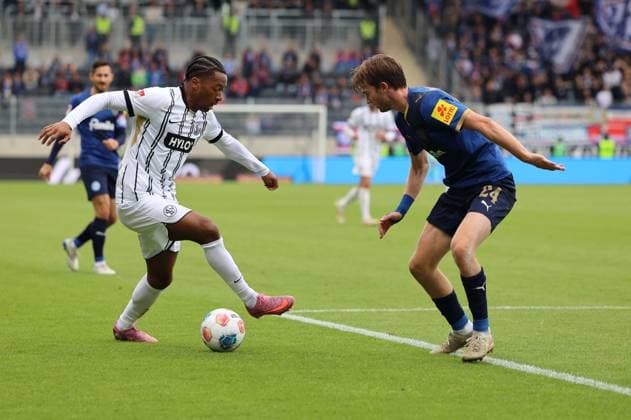 27 09 2025, Football, Men, 2 Bundesliga, Season 2025 2026, SV 07 Elversberg Holstein Kiel, Jarzinho Malanga SV 07 Elversberg , Magnus Knudsen Holstein Kiel Elversberg Ursapharm Arena an der Kaiserlinde Saarland Germany DEU Copyright: xSebastianxBachx
