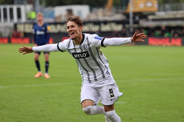 27 09 2025, Soccer, Men, 2 Bundesliga, Season 2025 2026, SV 07 Elversberg Holstein Kiel, Goal celebration for 1 0, Goalscorer Otto Stange SV 07 Elversberg Elversberg Ursapharm Arena an der Kaiserlinde Saarland Germany DEU Copyright: xSebastianxBachx