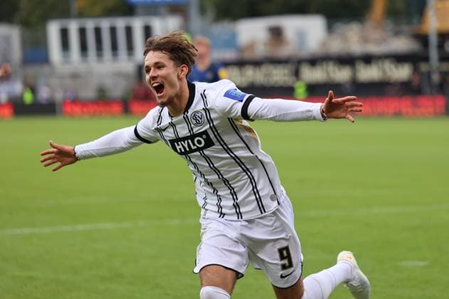 27 09 2025, Soccer, Men, 2 Bundesliga, Season 2025 2026, SV 07 Elversberg Holstein Kiel, Goal celebration for 1 0, Goalscorer Otto Stange SV 07 Elversberg Elversberg Ursapharm Arena an der Kaiserlinde Saarland Germany DEU Copyright: xSebastianxBachx