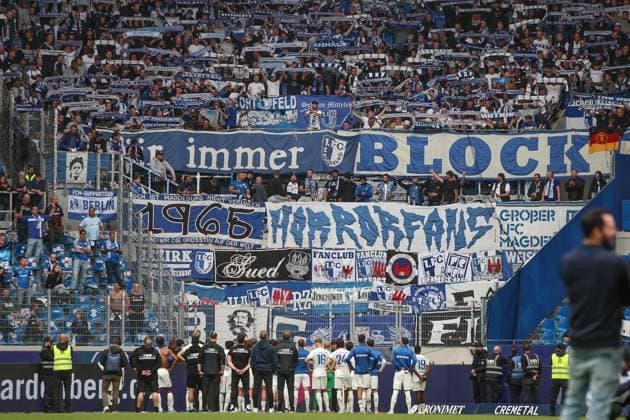 Despite defeat in Karlsruhe, the Magdeburg fans are behind the team, GER, Karlsruher SC vs 1 FC Magdeburg, 2 Bundesliga, 7 Matchday, 2025 2026, 27 09 2025, DFL REGULATES PROHIBIT ANY USE OF PHOTOGRAPHS AS IMAGE SEQUENCES AND OR QUASI VIDEO, GER, Karlsruher SC vs 1 FC Magdeburg, 2 Bundesliga, 7 Matchday, 2025 2026, 27 09 2025 Karlsruhe Copyright: xEibner-Pressefoto JanxPrihodax EP_JPA