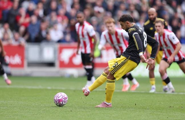 London, England, 27th September 2025. Bruno Fernandes of Manchester United, ManU takes a penalty but fails to score during the Brentford vs Manchester United Premier League match at Gtech Community Stadium, London. Picture credit should read: Paul Terry Sportimage EDITORIAL USE ONLY. No use with unauthorised audio, video, data, fixture lists, club league logos or live services. Online in-match use limited to 120 images, no video emulation. No use in betting, games or single club league player publications. SPI_034_PT_Brentford_Man_Utd SPI-4167-0034