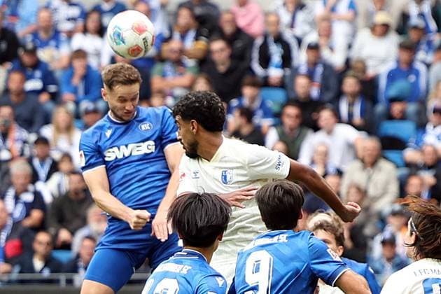 27 09 2025, xrekx, Soccer 2 Bundesliga, Karlsruher SC 1 FC Magdeburg v l header to 1 0 by Christoph Kobald Karlsruher SC DFL DFB REGULATIONS PROHIBIT ANY USE OF PHOTOGRAPHS as IMAGE SEQUENCES and or QUASI VIDEO Karlsruhe