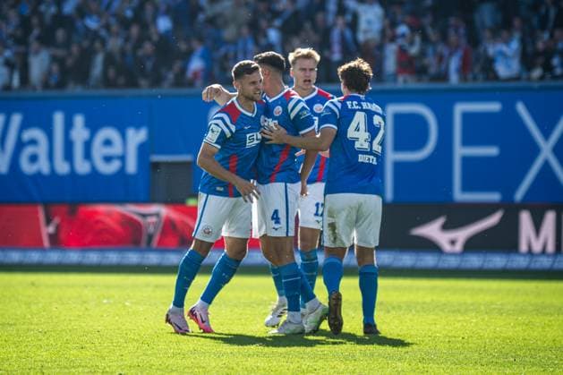 Rostock, Germany 27 September 2025 3 Liga 2025 2026 FC Hansa Rostock vs TSV Havelse In picture 2 from left Kenan Fatkic Hansa Rostock cheers with his teammates after his goal to 1 1, DFB regulations prohibit any use of photographs as image sequences and or quasi video Copyright: xFotostandx xVoelkerx